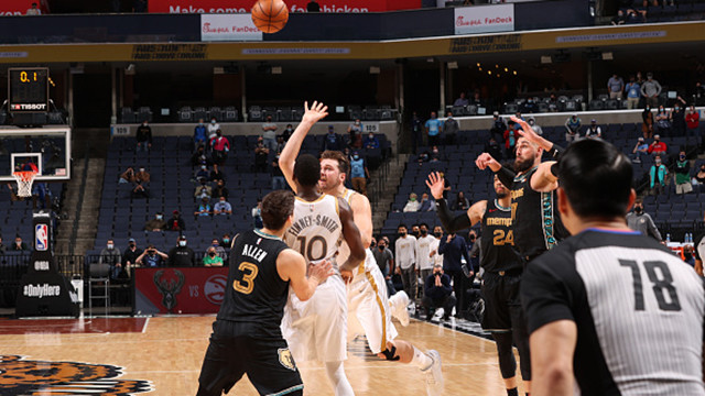  东契奇超远三分绝杀，独行侠加时险胜太阳取关键战