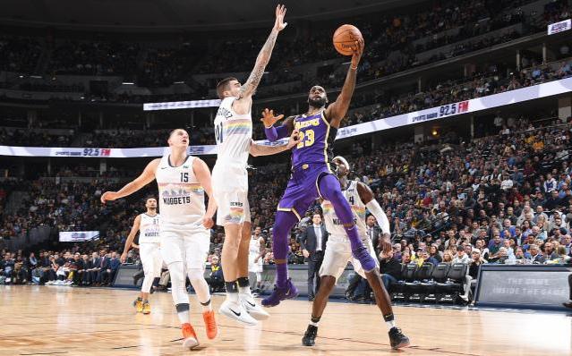  詹皇三双率湖人逆转勇士，西部榜首之争愈演愈烈